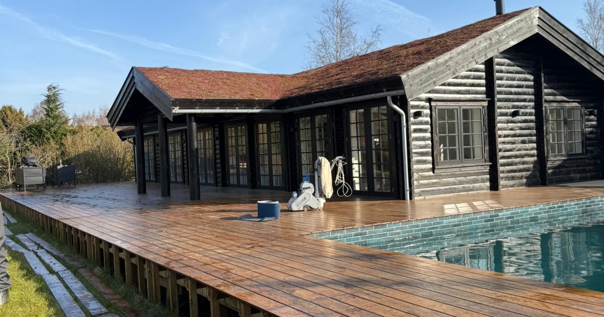 Skal træterrassen slibes rundt om en swimmingpool?