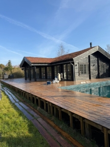 Skal træterrassen slibes rundt om en swimmingpool?